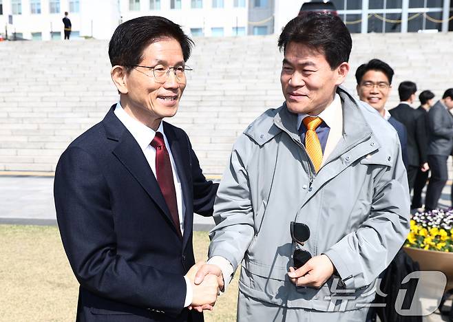 대선 출마를 선언한 김문수 전 고용노동부 장관이 지난 4우ㅝㄹ 11일 오전 서울 여의도 국회 본청 앞에서 열린 '연금개악 규탄집회'에 참석해 한국사 강사 전한길 씨와 인사하고 있다. 2025.4.11/뉴스1 ⓒ News1 김민지 기자