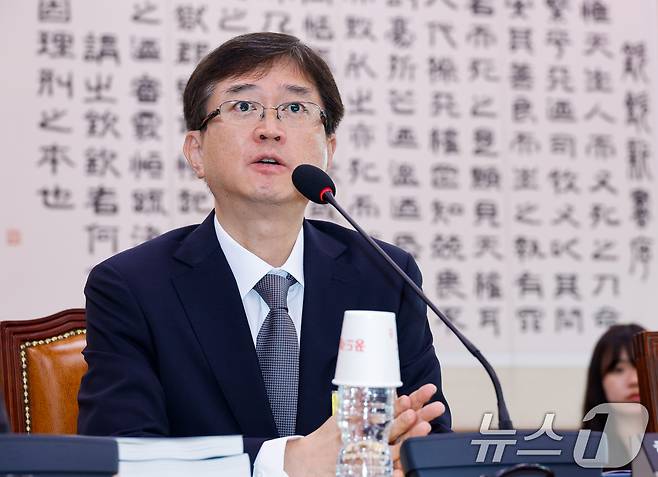 오영준 헌법재판관 후보자가 18일 오전 서울 여의도 국회 법제사법위원회에서 열린 인사청문회에 출석해 의원 질의에 답하고 있다. 2025.7.18/뉴스1 ⓒ News1 안은나 기자