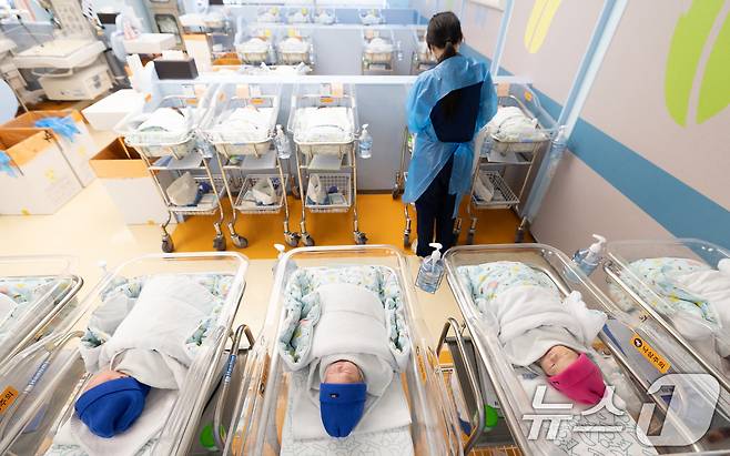 경기 고양시 일산차병원 신생아실에서 간호사가 아기를 돌보고 있다.(사진은 기사 내용과 무관함) 2025.6.25/뉴스1 ⓒ News1 이승배 기자