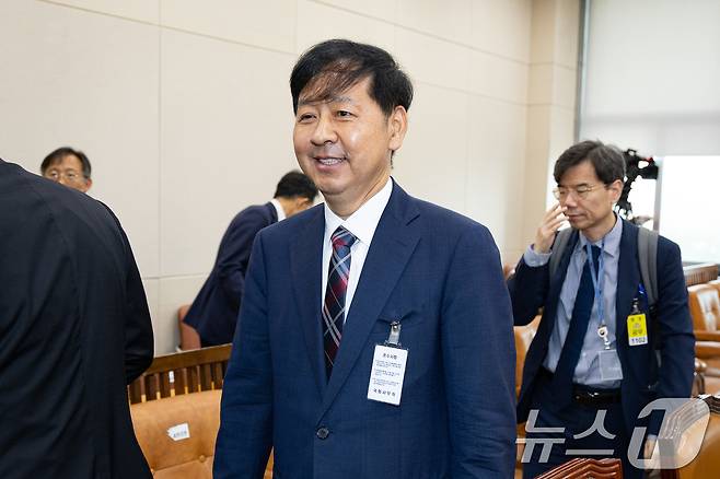구윤철 부총리 겸 기획재정부 장관 후보자가 17일 서울 여의도 국회 기획재정위원회에서 열린 인사청문회에서 오전 질의를 마친 후 청문회장을 나서고 있다. 2025.7.17/뉴스1 ⓒ News1 유승관 기자