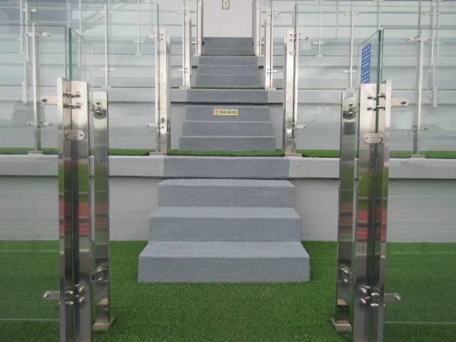 바닥 논슬립(미끄럼방지) 공사 이후 모습. 사진 | 서울 이랜드