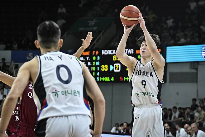 대표팀 이정현이 18일 안양 정관장 아레나에서 열린 2025 남자농구 국가대표 평가전 카타르와 1차전에서 3점슛을 던지고 있다. 사진 | 대한민국농구협회