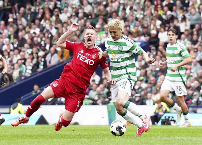 Aberdeen's Ante Palaversa, left, and Celtic's Daizen Maeda battle for the ball during the Scottish Cup final soccer match between Aberdeen and Celtic at Hampden Park in Glasgow, Scotland, Saturday, May 24, 2025. (Jane Barlow/PA via AP) UNITED KINGDOM OUT; NO SALES; NO ARCHIVE; PHOTOGRAPH MAY NOT BE STORED OR USED FOR MORE THAN 14 DAYS AFTER THE DAY OF TRANSMISSION; MANDATORY CREDIT <저작권자(c) 연합뉴스, 무단 전재-재배포, AI 학습 및 활용 금지>