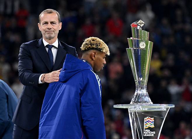Soccer Football - Nations League - Final - Portugal v Spain - Allianz Arena, Munich, Germany - June 8, 2025 Spain's Lamine Yamal looks dejected walking past the trophy as he is consoled by UEFA president Aleksander Ceferin REUTERS/Angelika Warmuth <저작권자(c) 연합뉴스, 무단 전재-재배포, AI 학습 및 활용 금지>