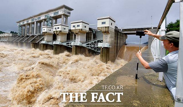 행정안전부 중앙재난안전대책본부(중대본)에 따르면 이날 오전 11시 기준 이번 폭우로 전국에서 4명이 숨지고, 2명이 실종된 것으로 집계됐다. /연천=이덕인 기자