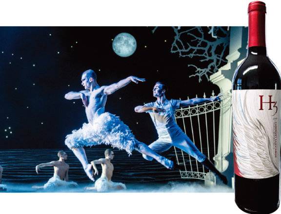 영국의 안무가 매튜 본이 재창조한 발레 ‘백조의 호수’. 왕자와 남성 백조의 복잡한 감정선에 집중한 작품이다(왼쪽). 컬럼비아 크레스트 H3 카베르네 소비뇽 .