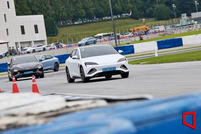 비야디(BYD)가 16일 경기도 용인 스피드웨이에서 개최한 '씰 미디어 트랙 데이'에서 씰이 트랙을 돌고 있다. BYD