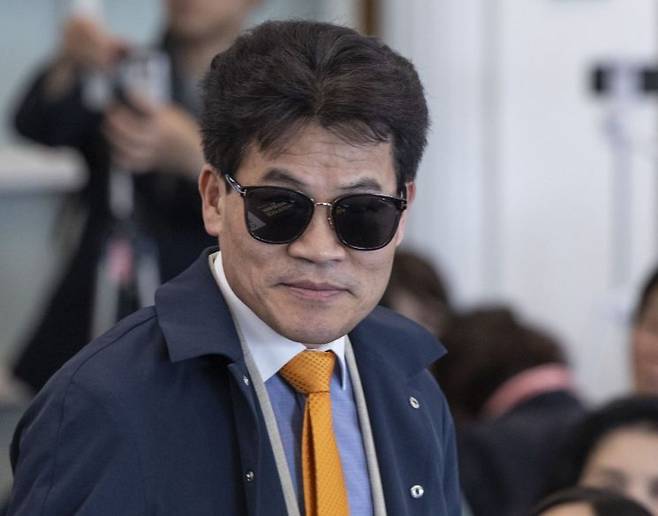 한국사 강사 전한길씨가 지난 16일 서울 중구 프레스센터 국제회의장에서 열린 '국민이 국민을 지킨다! 국민수사대 출범식'에 입장하고 있다. 연합뉴스