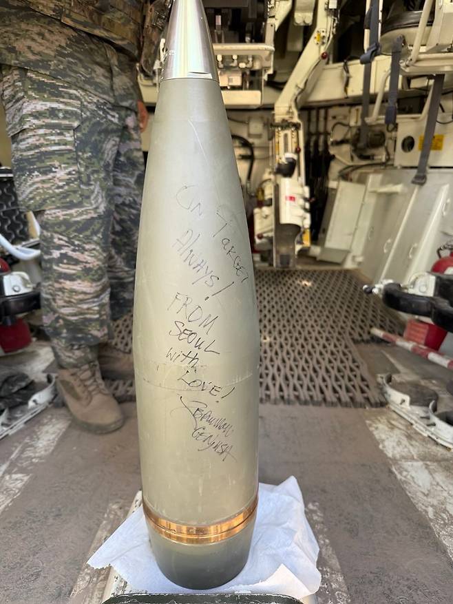 제이비어 브런슨 주한미군 사령관이 18일 X(옛 트위터)에 우리 해병대 K9 자주포탄에 자필 서명을 한 사진을 올렸다. /X