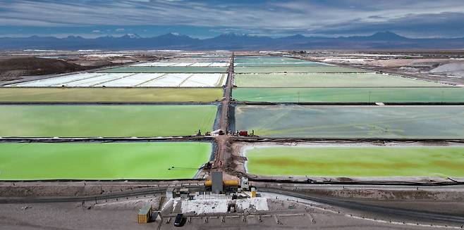 칠레 아타카마 사막 리튬 생산 시설. /로이터·연합