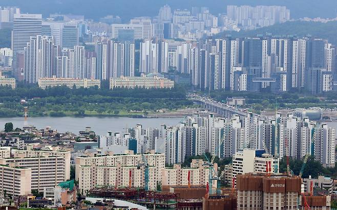 지난 15일 서울 남산에서 바라본 서울 아파트 단지 모습. /뉴스1