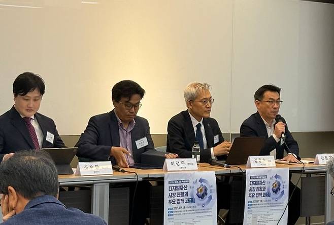 (왼쪽부터) 조수한 업라이즈 변호사, 이정두 한국금융연구원 센터장, 김종승 엑스크립톤 대표, 강현구 법무법인 광장 변호사가 18일 디지털자산거래소 공동협의체(DAXA·닥사)와 블록체인법학회, 디지털금융법포럼 공동 주최로 열린 '2025년 하계 디지털자산 공동 학술대회'에 참석해 원화 스테이블코인 도입을 위한 정교한 법제화가 필요하다고 강조했다. ⓒ데일리안 황지현 기자