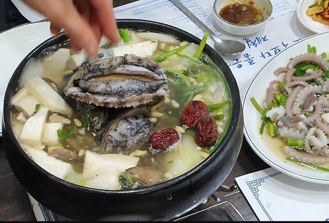 경남 창원시 성산구 ‘목포세발낙지’의 전복낙삼탕. 김도언 소설가