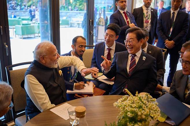지난달 17일(현지 시간) 주요 7개국(G7) 정상회의 참석을 위해 캐나다 캐내내스키스를 방문한 이재명 대통령이 캐나다 앨버타주 캐내내스키스 정상회담장에서 모디 인도 총리와 한-인도 정상회담을 하고 있다. 대통령실사진기자단