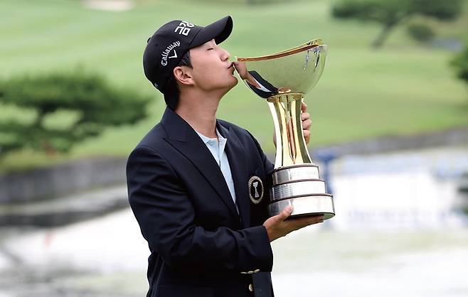 옥태훈이 우승 트로피에 입맞춤하고 있다. 2018년 KPGA투어에 데뷔한 옥태훈은 이번 대회에서 처음 우승컵을 들어 올렸다. /KPGA