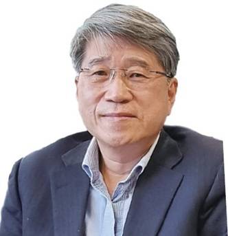 김경원 세종대 석좌교수 - 전 삼성증권 리서치센터장, 전 삼성경제연구소 전무, 전 CJ그룹 전략총괄기획 부사장, 전 대성합동지주 사장, 전 세종대 부총장 및 경영경제대 학장