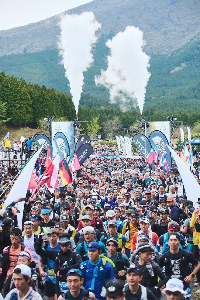 후지산100’의 100마일 부문에 참가한 2500여명의 주자들. 이 대회 세 부문 중 100마일 부문 참가자가 가장 많다. 이토 카오루 제공