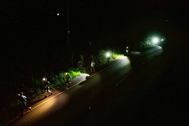 밤을 새워 달리는 참가자들. 다카모토 유키히데 제공