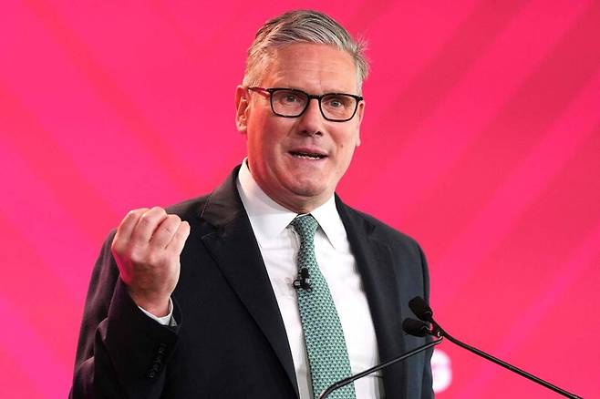 노동당 정부를 이끄는 키어 스타머 영국 총리가 17일(현지시각) 런던에서 열린 시민사회 정상회의에서 연설하고 있다. AFP연합뉴스