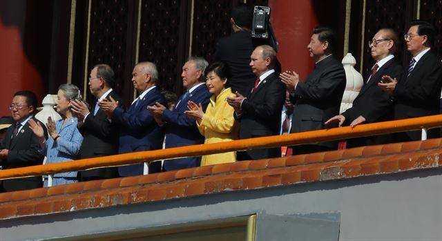 박근혜(가운데) 전 대통령이 2015년 9월 중국 베이징 톈안먼 광장에서 시진핑 중국 국가주석과 블라디미르 푸틴 러시아 대통령 등 각국 지도자들과 함께 중국 전승절 70주년 기념 열병식을 지켜보고 있다. 청와대사진기자단