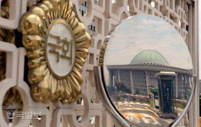 국회에는 의원 300명만 있는 것이 아니다. 의원 1인당 9명의 보좌진이 입법의 보조자이자 공직자로 딸려 있다. 강선우 여성가족부 장관 후보자 갑질 사건은 그 보좌진의 자긍심에 큰 생채기를 냈다. 한국일보 자료사진