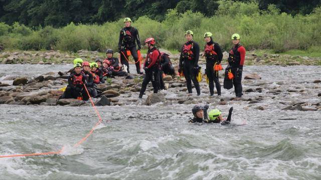 여름철 집중호우로 인한 급류 사고에 대비해 구조대원들이 급류 구조에 필요한 기술 실습 훈련을 받고 있다. 사진은 기사 내용과 무관함. 연합뉴스