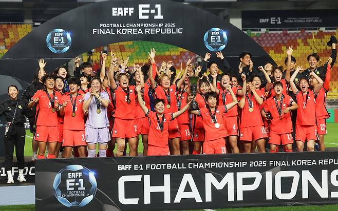 <yonhap photo-5112=""> 동아시안컵 20년만의 우승한 한국 여자축구 (수원=연합뉴스) 홍기원 기자 = 16일 수원월드컵경기장에서 열린 2025 동아시아축구연맹(EAFF) E-1 챔피언십(동아시안컵) 여자부 대한민국 대 대만 경기. 2 대 0으로 승리하며 우승한 대한민국 대표팀이 트로피를 들고 기뻐하고 있다. 2025.7.16 xanadu@yna.co.kr/2025-07-16 22:08:56/ <저작권자 ⓒ 1980-2025 ㈜연합뉴스. 무단 전재 재배포 금지, AI 학습 및 활용 금지></yonhap>