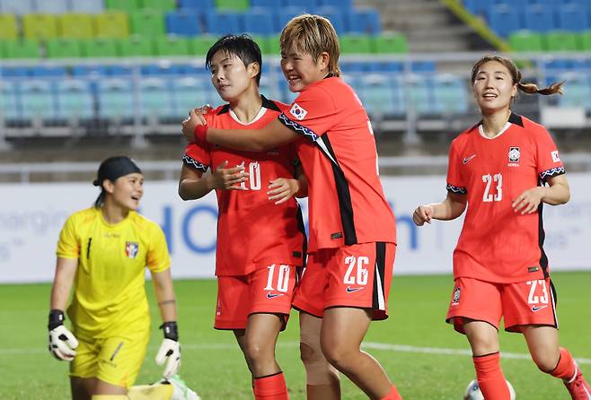 <yonhap photo-4711=""> 기뻐하는 지소연 (수원=연합뉴스) 홍기원 기자 = 16일 수원월드컵경기장에서 열린 2025 동아시아축구연맹(EAFF) E-1 챔피언십(동아시안컵) 여자부 대한민국 대 대만 경기. 한국 지소연이 페널티킥을 성공 시킨 후 기뻐하고 있다. 2025.7.16 xanadu@yna.co.kr/2025-07-16 21:08:02/ <저작권자 ⓒ 1980-2025 ㈜연합뉴스. 무단 전재 재배포 금지, AI 학습 및 활용 금지></yonhap>