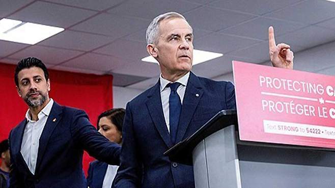 마닌더 시두 캐나다 국제통상부 장관(왼쪽)과 마크 카니 캐나다 총리