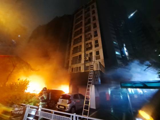 17일 오후 9시 5분쯤 경기 광명시 소하동 한 아파트 주차장에서 불이 났다. 사진 경기도소방재난본부