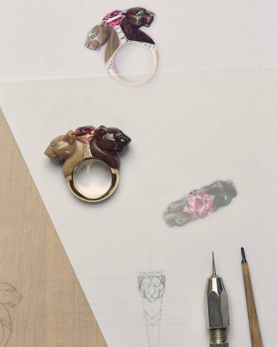 까르띠에는 불필요한 장식을 배제하고 원석 그대로의 가치를 살리는 것을 디자인 철칙으로 삼는다. 디자인은 스케치 이후 입체 모형을 만들고 색을 입히는 과정으로 진행된다. © Julien Thomas Hamon © Cartier