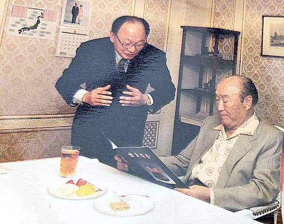 김건희 여사 일가의 양평고속도로 변경 종점 부근 소유 김충식씨 창고 주변에서 발견된 김씨와 통일교 고 문선명 총재 사진. 김씨의 통일교 연루 의혹에 대해 관계자들은 ″일본 승공연합에서 활동한 적은 있다고 하는데, 교회와 아무 상관이 없는 사람″이라고 해명했다. 열린공감TV 제공