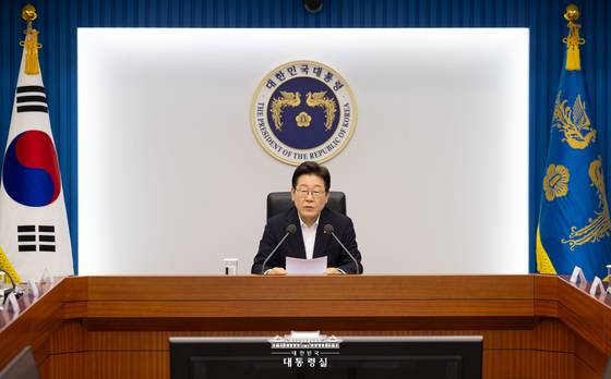 이재명 대통령이 17일 서울 용산 대통령실 청사에서 열린 4차 대통령 주재 수석·보좌관회의에서 발언하고 있다. 대한민국 대통령실