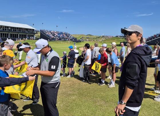 최경주와 임성재가 사인을 해주는 동안 송중기는 여유를 즐겼다. 성호준 기자
