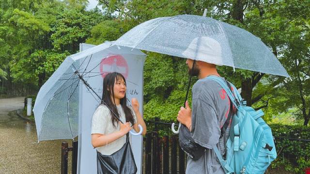 ▲ 강원도민일보 기자가 교토에서 이탈리아에서 온 안드레아 씨와 인터뷰를 하고 있다. 이채윤 기자