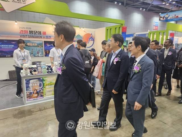 ▲ KITS조직위원회(위원장 정창수)와 대한민국 지방신문협의회(회장 김중석 강원도민일보 회장)가 공동주최하는 ‘제10회 대한민국 국제 관광박람회(KITS)’가 18일 경기 고양특례시 일산킨텍스 제2전시장 7홀에서 개막했다. 주요 내빈들이 강원특별자치도 부스를 둘러보고 있다.