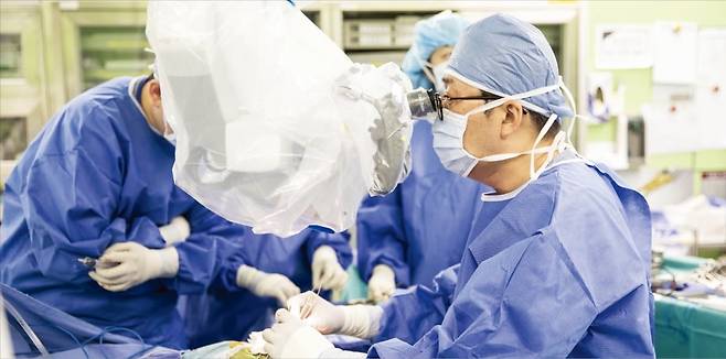 윤원기 고려대구로병원 신경외과 교수가 현미경을 보며 뇌혈관질환 환자를 수술하고 있다. /고려대구로병원 제공