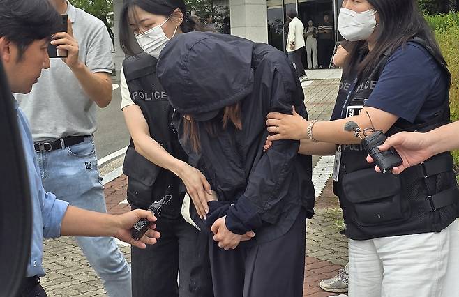 시험기간 중 학교에 무단 침입한 혐의(건조물 침입 등)로 구속 영장이 청구된 학부모 B씨(40대)씨 지난 15일 대구지법 안동지원에서 구속 전 피의자 심문(영장실질심사)을 받은 후 취재진에게 질문을 받고 있다. 연합뉴스