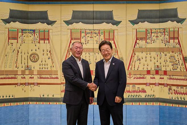 이재명 대통령이 지난 14일 서울 한남동 대통령 관저에서 정의선 현대자동차그룹 회장과 기념사진을 찍고 있다. 대통령실 제공