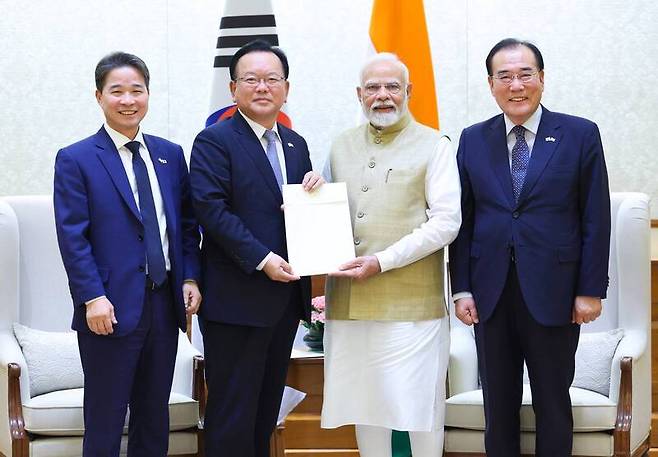 사진출처=외교부 / 나렌드라 모디 인도 총리에 이재명 대통령 친서를 전달하는 특사단