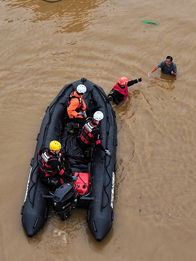 충청권을 중심으로 호우특보가 내려진 17일 충남 당진시 행정동에서 경기도특수대응단이 역천 범람으로 고립된 주민을 구조하고 있다. 뉴스1