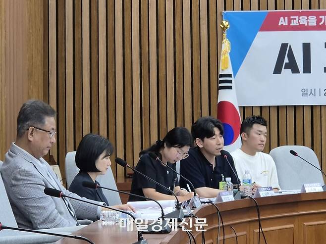 디지털교과서를 활용한 수학 교육에 대해 설명하는 김재현 교사(오른쪽 두번째)