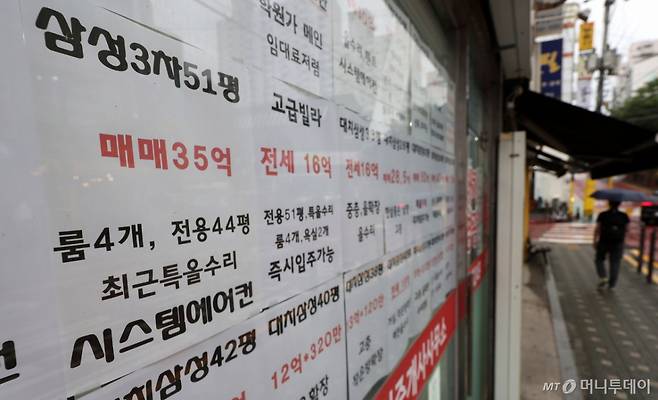 (서울=뉴스1) 박지혜 기자 = 수도권 주택담보대출 한도를 6억원으로 제한하는 6·27 대출 규제가 시행된 이후 10억원을 초과하는 고가 아파트 계약 취소 비중이 눈에 띄게 커진 것으로 나타났다 16일 부동산 중개업체 집토스가 국토교통부 실거래가 자료를 토대로 지난달 27일까지 매매계약된 수도권 아파트의 계약 해제 현황을 분석한 결과, 대출 규제 발표 이후 신고된 계약 해제 중 10억원 초과 아파트 비중은 35.0%로 대책 발표 이전(26.9%) 대비 8.1%포인트 증가했다. 사진은 이날 오후 서울 강남구의 한 부동산 중개업소에 붙은 아파트 매물 현황 모습. 2025.7.16/뉴스1 Copyright (C) 뉴스1. All rights reserved. 무단 전재 및 재배포, AI학습 이용 금지. /사진=(서울=뉴스1) 박지혜 기자