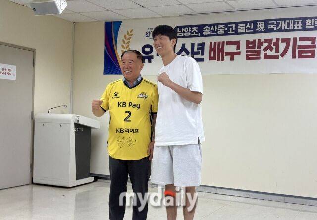 선물받은 유니폼을 입고 기념 촬영을 하는 박종선 회장과 황택의./화성=김희수 기자