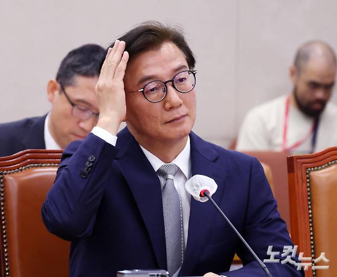 전재수 해양수산부 장관 후보자가 14일 오전 국회 농림축산식품해양수산위원회에서 열린 인사청문회에 출석해 머리를 쓸어 넘기고 있다. 황진환 기자