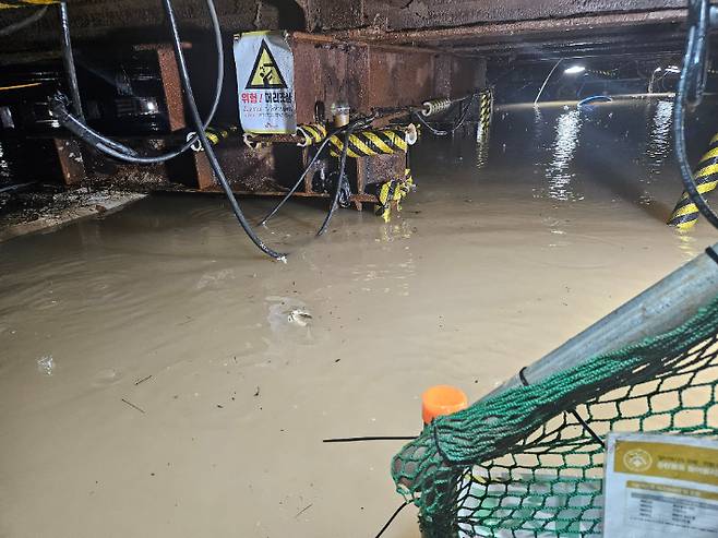 지난 14일 오전 1시쯤 부산 사상역 인근 사상~하단선 지하 공사현장이 폭우로 물에 잠겼다. 부산소방재난본부 제공
