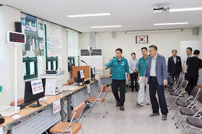 민생회복 소비쿠폰 접수 예정 현장을 점검하고 있는 장금용 권한대행. 창원시 제공
