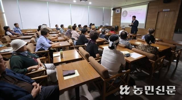 충남 천안 백석웰다잉힐링센터에서 정용문 소장(백석대학교 사회복지학부 교수)이 죽음에 관해 강연하고 있다.