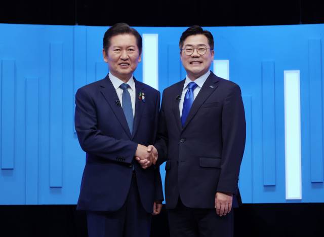 ▲더불어민주당 정청래(왼쪽)·박찬대 당대표 후보가 지난 16일 서울 양천구 목동 SBS에서 TV토론회에 앞서 기념촬영을 하고 있다. ⓒ연합뉴스