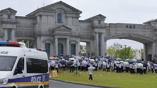 김건희 여사의 각종 의혹들을 수사하는 민중기 특별검사팀이 통일교 시설과 관계자를 대상으로 압수수색에 나선 18일 오전 경기도 가평군 통일교 본부에서 신도들이 집회를 열고 있다. (사진=연합뉴스)